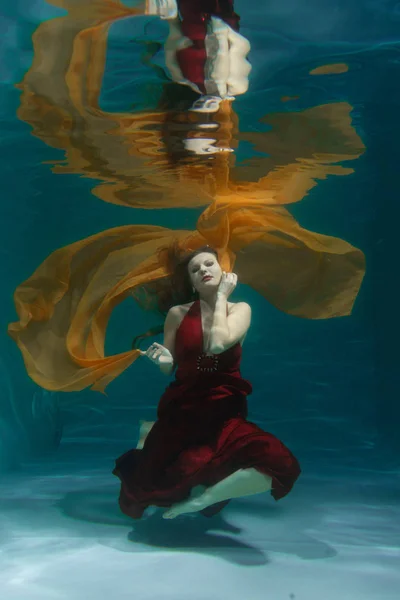 Hermosa Mujer Buzo Libre Nadando Vestido Noche Largo Rojo Bajo — Foto de Stock