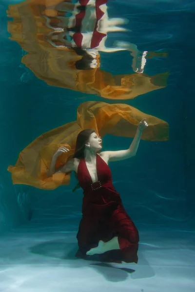 Schöne Freitaucherin Schwimmt Langem Roten Abendkleid Allein Unter Wasser Der — Stockfoto