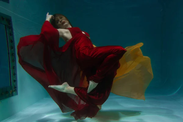 Красива Жінка Вільного Дайвера Плаває Довгій Червоній Вечірній Сукні Під — стокове фото