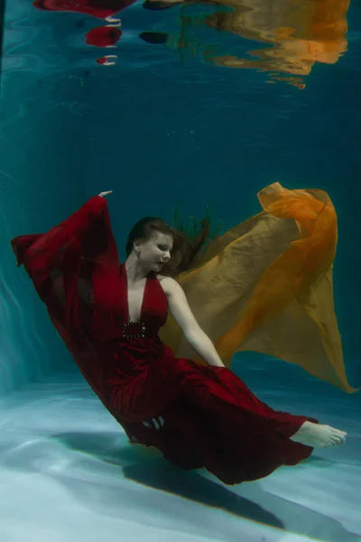 Bella Donna Subacquea Libera Nuotare Abito Sera Rosso Lungo Sotto — Foto Stock