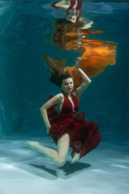 güzel ücretsiz diver kadın derinden yalnız su altında uzun kırmızı Abiye Yüzme