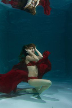 su altında kırmızı seksi iç çamaşırı yalnız derinden yüzme oldukça beyaz kadın