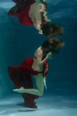 su altında kırmızı seksi iç çamaşırı yalnız derinden yüzme oldukça beyaz kadın