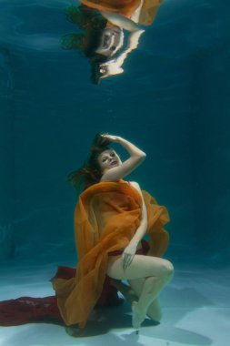 su altında kırmızı seksi iç çamaşırı yalnız derinden yüzme oldukça beyaz kadın