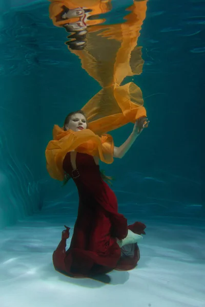 Kobieta Piękna Free Nurek Pływanie Długie Czerwone Suknie Wieczorowe Pod — Zdjęcie stockowe