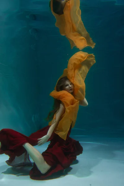 Schöne Freitaucherin Schwimmt Langem Roten Abendkleid Allein Unter Wasser Der — Stockfoto