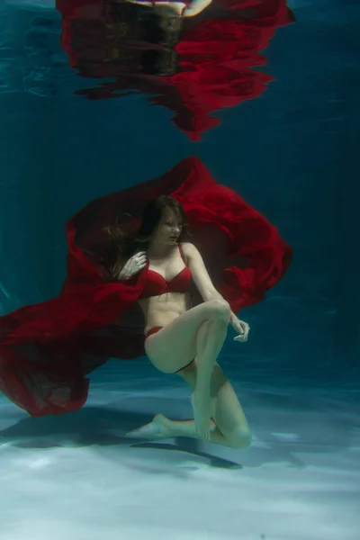 Hübsche Kaukasische Frau Mit Langen Haaren Schwimmt Unter Wasser Roten — Stockfoto