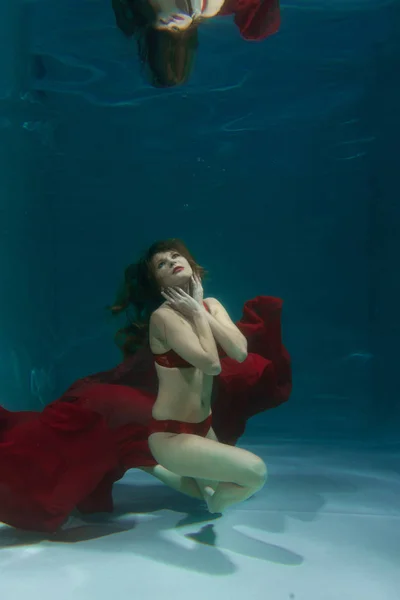 Bastante Caucásico Largo Cabello Mujer Nadando Bajo Agua Rojo Sexy —  Fotos de Stock