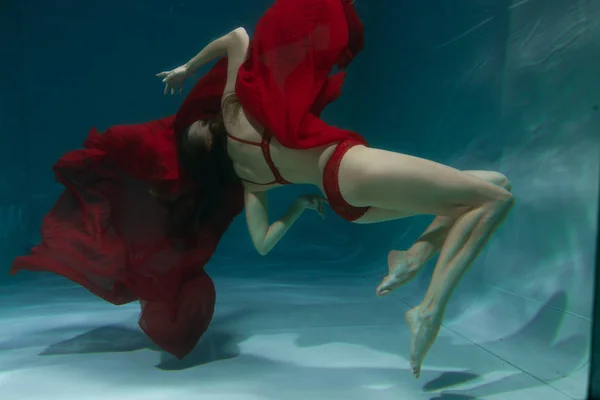 Bastante Caucásico Largo Cabello Mujer Nadando Bajo Agua Rojo Sexy —  Fotos de Stock