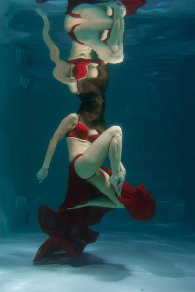 Αρκετά Καυκάσιος Μακριά Μαλλιά Γυναίκα Υποβρύχια Κολύμβηση Κόκκινο Σέξι Εσώρουχα — Φωτογραφία Αρχείου