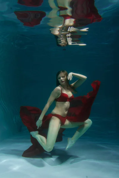 Hübsche Kaukasische Frau Mit Langen Haaren Schwimmt Unter Wasser Roten — Stockfoto