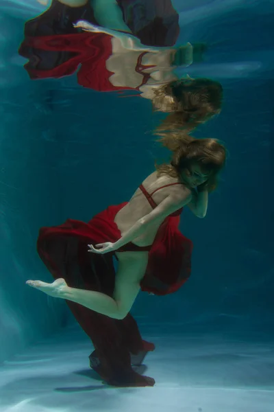 Αρκετά Καυκάσιος Μακριά Μαλλιά Γυναίκα Υποβρύχια Κολύμβηση Κόκκινο Σέξι Εσώρουχα — Φωτογραφία Αρχείου