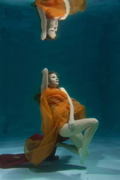 Bastante Caucásico Largo Cabello Mujer Nadando Bajo Agua Rojo Sexy — Foto de Stock