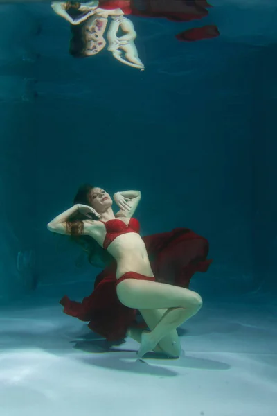 Bonito Caucasiano Longo Cabelo Mulher Natação Subaquático Vermelho Sexy Lingerie — Fotografia de Stock