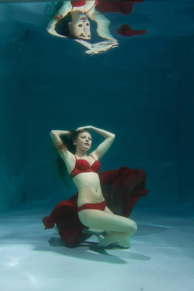 Altında Kırmızı Seksi Çamaşırı Yalnız Derinden Yüzme Oldukça Beyaz Kadın — Stok fotoğraf