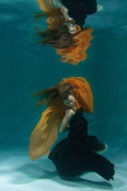 uzun Abiye yalnız derin sualtı yüzme güzel Bayan