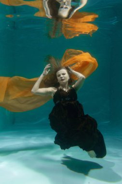 uzun Abiye yalnız derin sualtı yüzme güzel Bayan