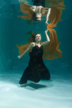 uzun Abiye yalnız derin sualtı yüzme güzel Bayan