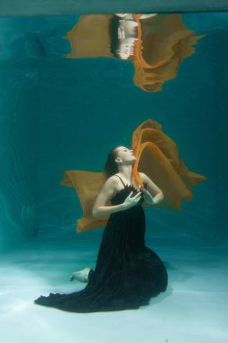 uzun Abiye yalnız derin sualtı yüzme güzel Bayan