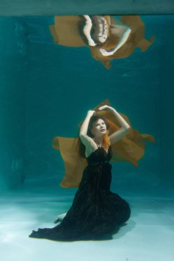 uzun Abiye yalnız derin sualtı yüzme güzel Bayan