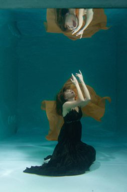 uzun Abiye yalnız derin sualtı yüzme güzel Bayan