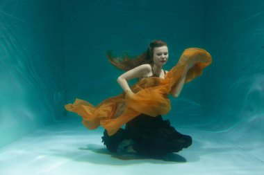 uzun Abiye yalnız derin sualtı yüzme güzel Bayan