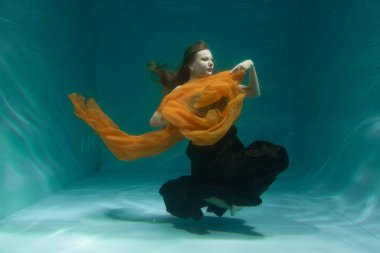 uzun Abiye yalnız derin sualtı yüzme güzel Bayan