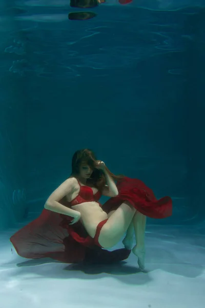 Довольно Кавказские Длинные Волосы Женщина Плавает Водой Красном Сексуальном Белье — стоковое фото