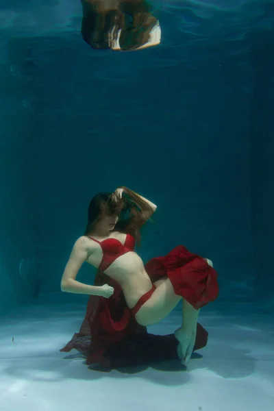 Długie Włosy Całkiem Kaukaski Kobieta Pływanie Pod Wodą Czerwonej Seksownej — Zdjęcie stockowe