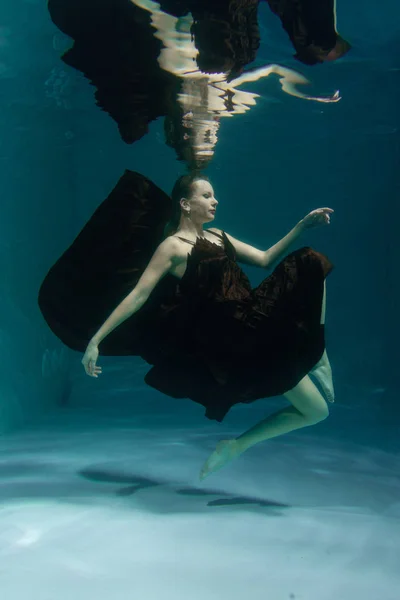 Bela Senhora Longo Vestido Noite Nadando Debaixo Água Fundo Sozinho — Fotografia de Stock