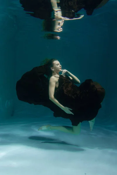 Schöne Dame Langen Abendkleid Schwimmt Allein Unter Wasser Der Tiefe — Stockfoto