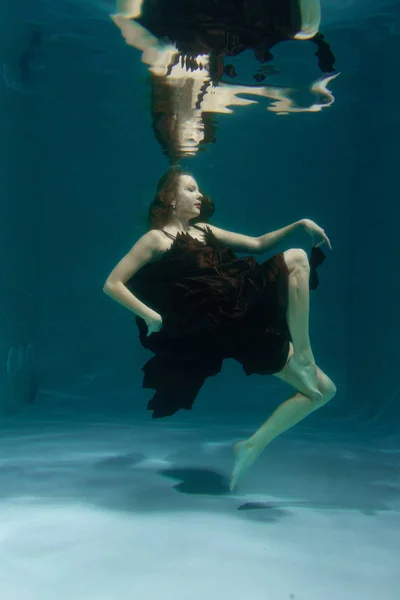 Schöne Dame Langen Abendkleid Schwimmt Allein Unter Wasser Der Tiefe — Stockfoto