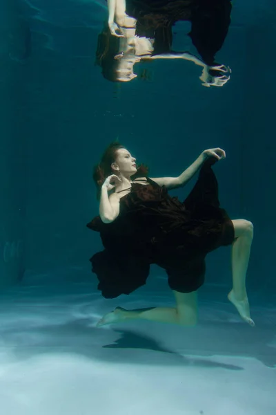 Όμορφη Κοπέλα Στον Μακρύ Βραδινό Φόρεμα Υποβρύχιο Κολύμπι Στη Βαθιά — Φωτογραφία Αρχείου