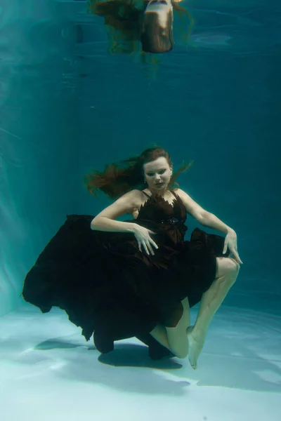 Schöne Dame Langen Abendkleid Schwimmt Allein Unter Wasser Der Tiefe — Stockfoto