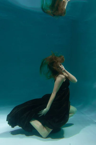 Szép Hölgy Egyedül Mély Víz Alatti Úszás Hosszú Estélyi Ruha — Stock Fotó