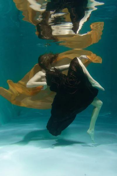 Szép Hölgy Egyedül Mély Víz Alatti Úszás Hosszú Estélyi Ruha — Stock Fotó