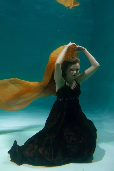 Piękna Pani Długa Suknia Wieczorowa Pływanie Pod Wodą Głębokim Sam — Zdjęcie stockowe