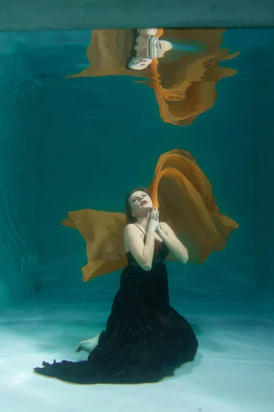 Schöne Dame Langen Abendkleid Schwimmt Allein Unter Wasser Der Tiefe — Stockfoto