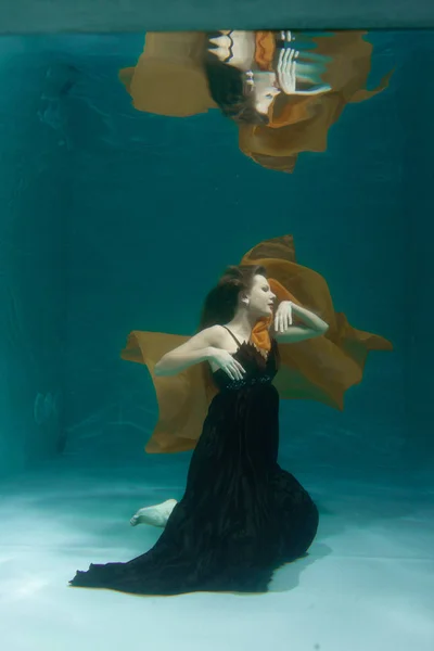 Schöne Dame Langen Abendkleid Schwimmt Allein Unter Wasser Der Tiefe — Stockfoto