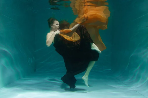 Schöne Dame Langen Abendkleid Schwimmt Allein Unter Wasser Der Tiefe — Stockfoto