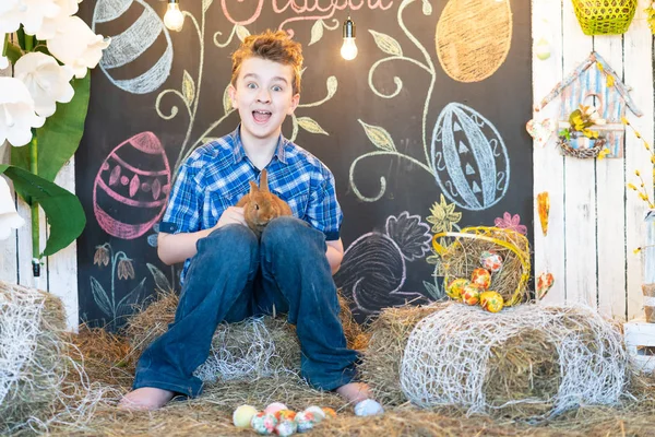 Niño Lindo Sentado Heno Jugando Con Conejo Gris Víspera Pascua —  Fotos de Stock