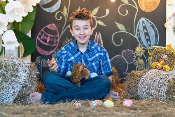 Niño Lindo Sentado Heno Jugando Con Conejo Gris Víspera Pascua —  Fotos de Stock