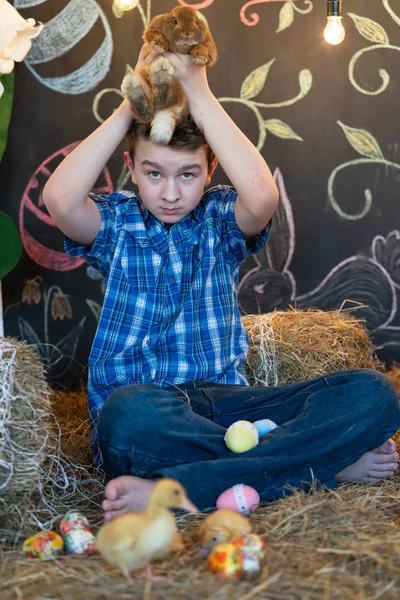 Carino Bambino Ragazzo Seduto Sul Fieno Giocare Con Coniglio Grigio — Foto Stock