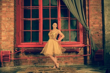 gri bir perde ile a büyük gece kırmızı pencere zemin üzerine altın pullu elbiseli güzel beyaz kız