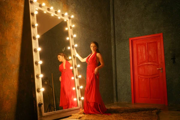 Encantadora Chica Hermosa Vestido Noche Largo Rojo Una Alfombra Piel — Foto de Stock