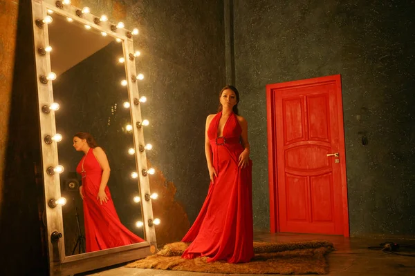 Encantadora Menina Bonita Vestido Noite Longo Vermelho Tapete Pele Perto — Fotografia de Stock