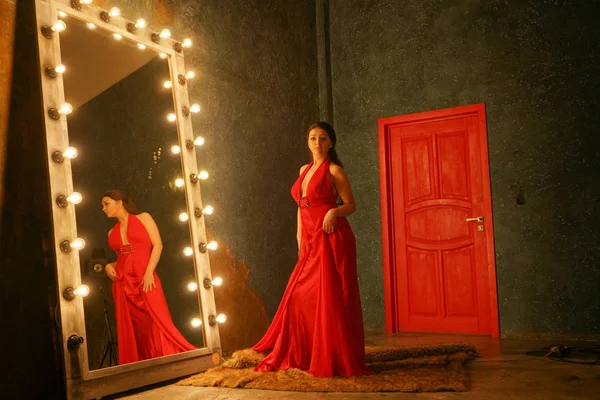 Encantadora Menina Bonita Vestido Noite Longo Vermelho Tapete Pele Perto — Fotografia de Stock