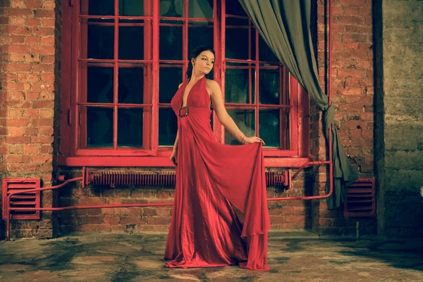 Bela Menina Caucasiana Vestido Longo Vermelho Fundo Uma Enorme Janela — Fotografia de Stock