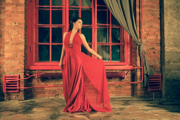 Bela Menina Caucasiana Vestido Longo Vermelho Fundo Uma Enorme Janela — Fotografia de Stock