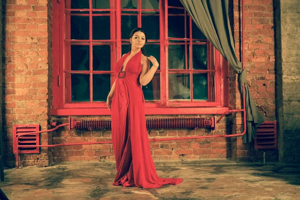 Καυκάσιος Όμορφο Κορίτσι Ένα Κόκκινο Μακρύ Φόρεμα Για Ιστορικό Της — Φωτογραφία Αρχείου